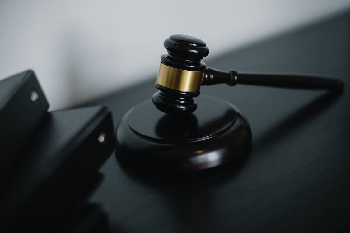 明知自己感染艾滋病還與他人發(fā)生性行為違法嗎？